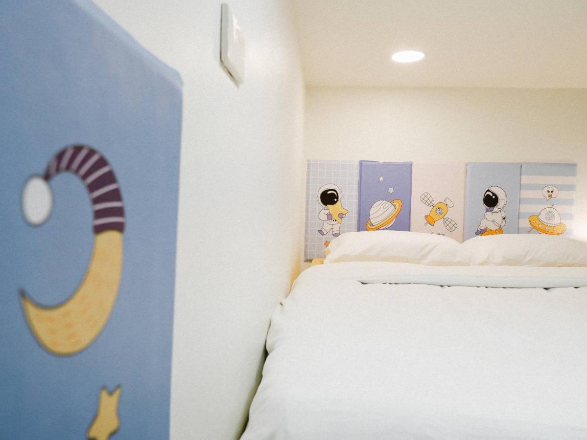 Bloomin' Moon Hostel & Cafe, Chiang Mai Old Town エクステリア 写真